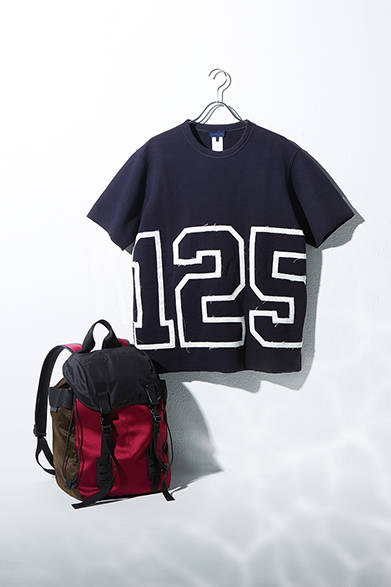<strong>LANVIN（ランバン）</strong>　ブランド125周年を記念した“125”モチーフ付きトレーナーが登場。<br>バッグ［W28.5×H40×D15cm］15万7680円、トレーナー8万4240円（ランバン／阪急メンズ東京2階）