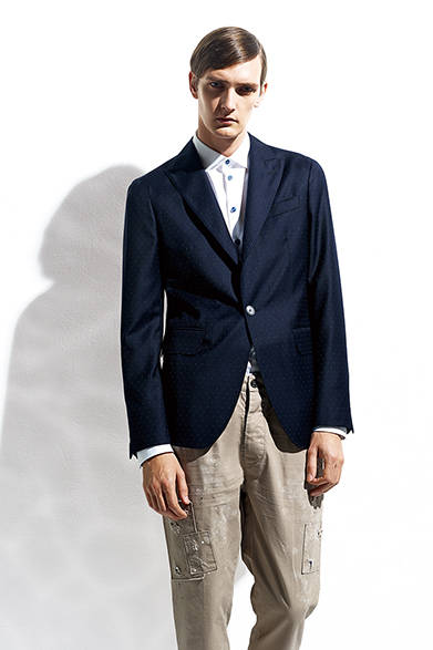 <strong>DSQUARED2（ディースクエアード）</strong>　ジャケット（スーツでの価格）23万7600円、パンツ8万4240円 ※2015年1月中旬入荷予定、シャツ3万6720円（ディースクエアード／阪急メンズ東京2階）