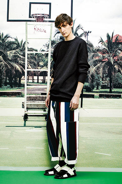 <strong>MARNI（マルニ）</strong>　ニット8万1000円、パンツ6万9120円、ファー付きサンダル7万8840円、ソックス6480円（マルニ／阪急メンズ東京2階）