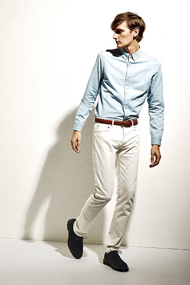 <strong>A.P.C.（アー・ペー・セー）</strong>　ホワイトデニムを使用し、淡色で洗練されたイタリアンアイビースタイルを表現。<br>シャツ2万3760円、パンツ2万3760円、ベルト2万520円、シューズ5万760円（アー・ペー・セー／阪急メンズ東京4階）