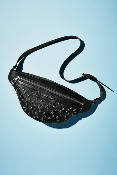 <strong>MESSENGER BAG</strong><br />　スタッズ付きのボディバッグが今シーズン初登場。<br>「ジミー チュウ」メッセンジャーバッグ［W42×H17×D7cm］12万8520円（阪急メンズ東京2階）