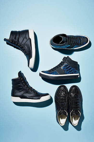 <strong>SNEAKERS</strong><br />　左／「バルマン オム」スニーカー12万4200円（阪急メンズ東京2階）、右上／「ジミー チュウ」スニーカー9万1800円（阪急メンズ東京2階）、右下／「メゾン マルタン マルジェラ」スニーカー5万8320円（阪急メンズ東京2階）