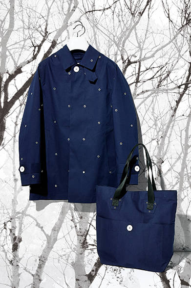 <strong>MACKINTOSH（マッキントッシュ）×BAND OF OUTSIDERS（バンド オブ アウトサイダーズ）</strong>　コート18万1440円、バッグ［W42×H40×D15cm］4万8600円（マッキントッシュ×バンド オブ アウトサイダーズ／阪急メンズ東京4階）