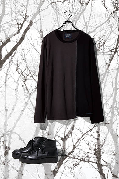 <strong>YOHJI YAMAMOTO（ヨウジヤマモト）</strong>　クロ×グレイのあえて抑えた配色が魅力の縦接ぎ裾段違いTシャツと、過去にデザイナー自身も愛用していたスムースレザーを使用したウエッジソールのデミブーツが復刻。アップグレード版として登場した。<br>Tシャツ2万520円、ブーツ8万5320円（ヨウジヤマモト／阪急メンズ東京2階）