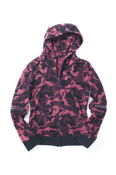 <strong>wjk（ダブルジェイケイ）</strong>　肘（ひじ）部分のジップに注目。素材による軽快感と引き締めたデザインに、ジップによるベンチレーション＋可動性＋イミテーションの要素をプラス。ジャガードパーカー2万7000円（予価）（ダブルジェイケイ／阪急メンズ東京4階・ガラージュ D.エディット）