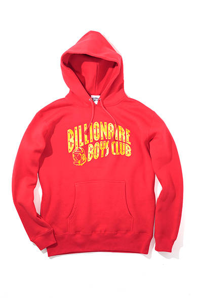 <strong>BILLIONAIRE BOYS CLUB（ビリオネアボーイズクラブ）</strong>　ビリオネアボーイズクラブで不動の一番人気のカーブロゴフーディー。背中のマントラはニューデザインで、プリントはリフレクター仕様。パーカー1万9440円（ビリオネアボーイズクラブ／阪急メンズ東京4階・ガラージュ D.エディット）