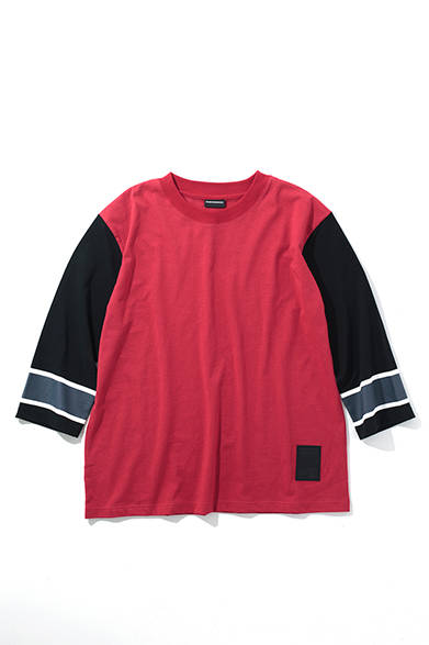 <strong>PHENOMENON（フェノメノン）</strong>　2015年春夏シーズンのテーマを象徴する“HOCKEY SLEEVE”シリーズの別注カラーTシャツが登場。カットオフされた袖とオーバーサイズのビッグシルエットに注目。HOCKEY SLEEVE TEE II 1万6200円（フェノメノン／阪急メンズ東京4階・ガラージュ D.エディット）