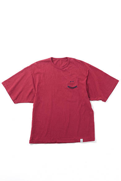 <strong>MARKAWARE（マーカウェア）</strong>　現在休止している人気シリーズ「SMILY-Tシャツ」を、阪急メンズ限定で復活。袖、身幅がワイドで、ルーズな着こなしができるドルマンスリーブの新シルエットが新鮮だ。SMILY TEE BIG SLEEVES 1万5120円（マーカウェア／阪急メンズ東京4階・ガラージュ D.エディット）