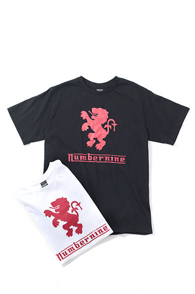 <strong>NUMBER(N)INE（ナンバーナイン）</strong>　初登場のレッドカラーは阪急別注の限定リリース。オリジナルボディは胴体部分に縫い目のない仕様で、脇下の菊穴（ベンチレーションホール）などディテールも凝っている。Tシャツ各8925円（ナンバーナイン／阪急メンズ東京4階・ガラージュ D.エディット）