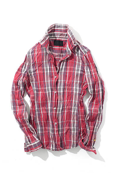 <strong>junhashimoto（ジュンハシモト）</strong>　肉厚のコットンチェック素材を熟練のシワ加工職人が一枚一枚、手絞りで製作し、きれいな縦シワが魅力のシャツ。ブリーチでの脱色、ストーンウォッシュによるダメージ加工、ベイキング（乾熱処理）による硬質な形態安定など多くの工程を経て完成した。フロントのボタンはシルバーカラーのジュラルミンボタン、袖はゴールドカラーと細部までこだわっている。WRINKLES CHECK SHIRTS 3万7800円（ジュンハシモト／阪急メンズ東京4階・ガラージュ D.エディット）