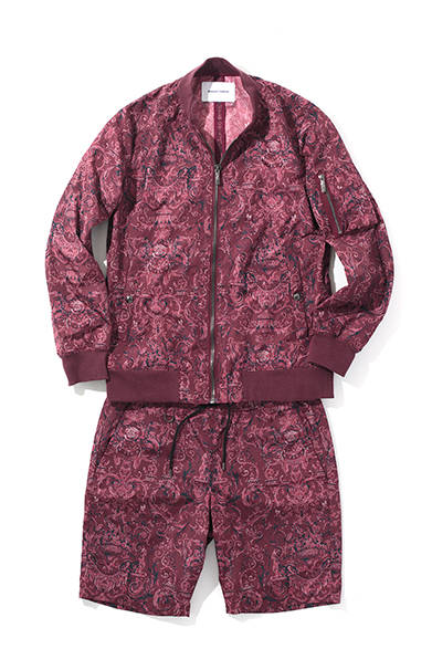 <strong>BRIGHT THINGS（ブライトシングス）</strong>　高密度ナイロンに弱撥水加工をほどこしたアーバンミリタリーMA-1とショーツパンツのセットアップ。ブランドのアイコン“バラの花”を使用したオリジナルのペイズリー柄で、クラシックな印象にツヤ感をプラス。このWINEカラーは阪急限定カラー。ナイロンブルゾン7万3440円、ナイロンショーツ4万1040円（ブライトシングス／阪急メンズ東京4階・ガラージュ D.エディット）