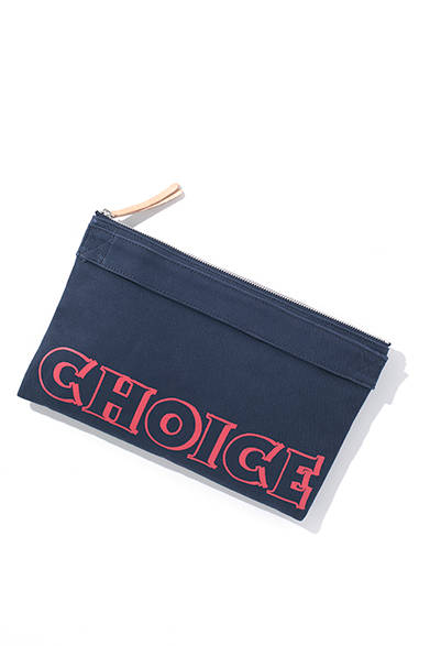 <strong>SUPERTHANKS（スーパーサンクス）</strong>　2015年春夏シーズンのテーマロゴ“CHOICE”を前面にプリントしたクラッチバッグ。通常展開にはないネイビーのボディに赤のロゴプリントの別注で、裏地の赤色もポイント。クラッチバッグ4860円（スーパーサンクス／阪急メンズ東京4階・ガラージュ D.エディット）
