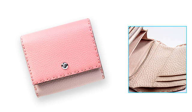 <strong>   FENDI｜フェンディ<br />  セレリアの美しい春色ミニウォレット</strong><br /><br />  ひと針、ひと針、職人の手による丁寧なステッチワーク。フェンディの職人技が光る「セレリア」シリーズに、コンビカラーが美しいミニウォレットが仲間入りした。ピーチカラーと淡いピンクが春らしいふたつ折りの財布は、ジップタイプのコインケースも内蔵し、頼れる実力派。柔らかなカーフレザーがしっくりと手に馴染む。<br /><br />  ［W9.5×H11×D2.5㎝］7万200円<br /> フェンディ／フェンディ ジャパン Tel. 03-5414-6762