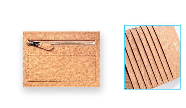 <strong>   GIORGIO ARMANI｜ジョルジオ アルマーニ<br />   ミニマルに徹した、美しいカードケース</strong><br /><br />   キャメル色が上品なカードケースはジョルジオアルマーニが考えるミニマルな美しさを具現化したかのよう。シンプルなジップポケットにチケットホルダー、裏面はカードスロット８つだけを並べた究極のシンプルデザイン。極薄のマチなので、コートやジャケットのポケットに忍ばせてもかさばらず、スマートに携帯できる。<br /><br />  ［Ｗ10×Ｈ14×Ｄ0.5㎝］5万1840円<br />  ジョルジオ アルマーニ／ジョルジオ アルマーニ ジャパン Tel. 03-6270-7070