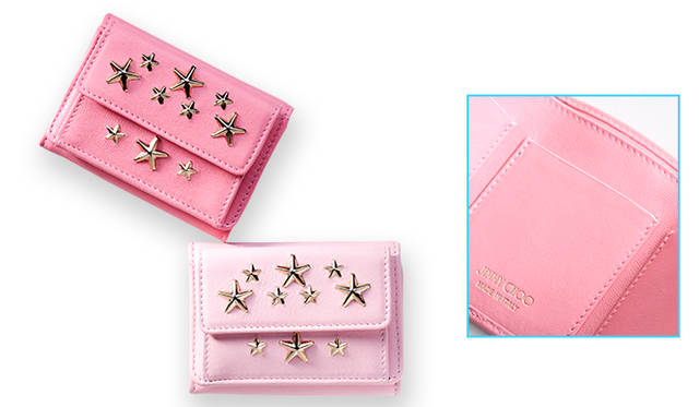 <strong>  JIMMY CHOO｜ジミーチュウ <br /> ハッピーを呼び込むピンクのミニウォレット</strong><br /><br />   ジミーチュウのNEMOから、新色のローズピンクとチェーリーブロッサムが登場。愛らしいピンクレザーに合わせ、おなじみのスタースタッズもカラフルに染められている。手に収まるほどのミニサイズだが、外側にコインケースを、内側にお札入れとカードスロットを装備し、収納面でも申し分なし。スイートなピンクのお財布を手に入れ、ハッピーな一年を。 <br /> <br /> ［W10.5×H7.5×D3.5㎝］各5万2920円<br />  ジミーチュウ Tel. 03-5413-1150