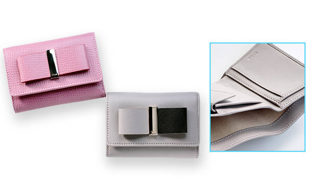  <strong> Chloé｜クロエ<br />   愛らしいレザーボウで淑女の装い</strong><br /><br />  素材やデザインを変えながらも、毎シーズン注目のクロエのリボンモチーフ。レザーとバーメタルでリボンに仕立てたレザーボウシリーズからは、ミニウォレットをセレクトしたい。手のひらサイズの三つ折りながら、きちんとお札も収まる機能的なデザインで、コンビカラーや型押しなど素材ごとにさまざまに表情が楽しめるのもいい。<br /> <br />  ［H8×W11㎝］各5万9400円<br />  クロエ／クロエ インフォメーションデスク　Tel. 03-4335-1750