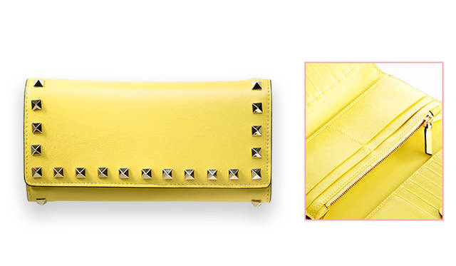 <strong>VALENTINO｜ヴァレンティノ<br /> 金運アップを叶えるイエローのロックスタッズ</strong><br /><br /> ヴァレンティノで大ヒットの「ロックスタッズ コレクション」にあたらしいカラーの長財布がくわわった。鮮やかなイエローにゴールドのスタッズが両サイドに施され、エッジィを効かせたデザインが印象的。三つ折りの仕様でジッパー付のケースと札入れが真ん中に配置され、カードスロットはふたつのフラップにあしらわれに機能性の高いデザインとなる。新年に金運をあげてくれそうイエローの財布をいち早くゲット。 <br /><br />[W18×H10×D2cm]8万5320円<br /> ヴァレンティノ ガラヴァーニ／ヴァレンティノ インフォメーションデスク Tel. 03-6384-3512