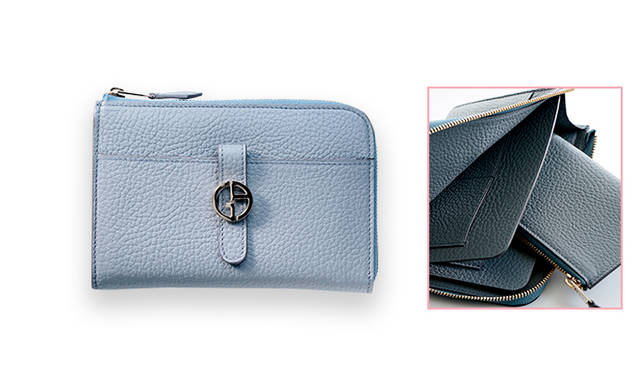 <strong>GIORGIO ARMANI｜ジョルジオ アルマーニ<br /> 洗練されたエレガンスを表現</strong><br /><br /> ジョルジオ アルマーニからは、エレガントな淡いブルーのラウンドジップ ウォレットを提案。人気素材でもある型押しカーフスキンを使用したこちらは、取り外しコインケース付きで、バッグの大きさによって厚みを調整できるのがうれしい。また、ブランドのロゴをモチーフにした留め具が、洗練されたアクセントを添えてくれる。<br />  <br /> [Ｗ15×Ｈ11×Ｄ2cm]10万8000円<br /> ジョルジオ アルマーニ／ジョルジオ アルマーニ ジャパンTel. 03-6274-7070