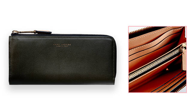 <strong>MARC JACOBS｜マーク ジェイコブス<br /> シックなバイカラーで知的な雰囲気に</strong><br /><br />  外側とコントラストを効かせたキャメルカラーのレザーでライニングされているバイカラーシリーズより、新色のグリーンが仲間入り。上質なスムースレザーを採用し、外側は3/4ジッパーの開閉、内部にはファスナー付きのコインポケットが仕切りとなっており、ふたつの札入れと、両側にそれぞれ4枚のカードスロットが配されている。シンプルなデザインでありながら、個性的なカラーリングが魅力的だ。<br />  <br /> [W19×H9×D3cm]7万1280円<br /> マーク ジェイコブス カスタマーセンター　Tel. 03-4335-1711