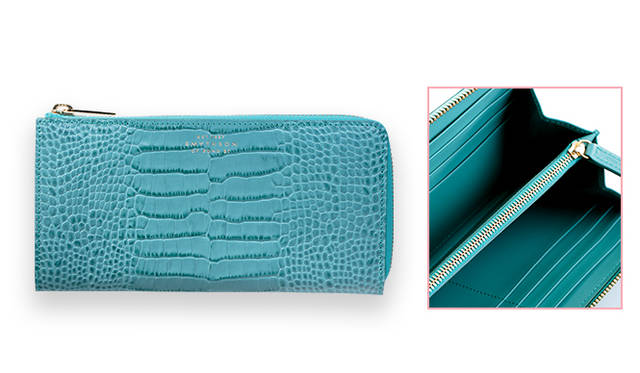 <strong>SMYTHSON｜スマイソン<br /> 高級感溢れるコンパクトなフォルム</strong><br /><br /> 英国王室が愛用する伝統的なステーショナリーブランド「スマイソン」で、クロコダイル型押しのカーフスキンを用いたラウンド ジップ ウォレットを発見。春夏の新色としてサウスバンクグリーンが到着し、持つだけで気分が楽しく、洗練されたリュクスな日常を演出してくれる。また、多数のカードスロットやノートスロットなど機能性を追求したブランドならではのアイコニックなアイテム。また、レザーの財布にもかかわらず、抜群の軽さと薄さも魅力のひとつである。<br /> <br /> [W19.5×H10×D2.5cm]7万3440円<br />  ヴァルカナイズ・ロンドン　Tel. 03-5464-5255