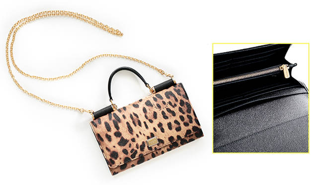 <strong>   DOLCE & GABBANA ｜ドルチェ＆ガッバーナ <br /> トップハンドルつきのパースバッグ </strong><br /><br /> セクシーなレオパードを全面にプリントしたこちらは、パースバッグと名付けられたドルチェ＆ガッバーナの新作。チェーンストラップにくわえ、トップハンドルもつき、幾通りにも装いが楽しめる。スナップ開閉のフラップを開ければ、ジップポケットや大収納のカードスリットも満載で、機能性の高さも魅力。新年の幕開けには、こんな新しいアプローチの財布が欲しい。 <br /><br /> [W20×H12×D4㎝]12万9600円<br /> ドルチェ＆ガッバーナ／ドルチェ＆ガッバーナ ジャパン Tel. 03-6419-2220  