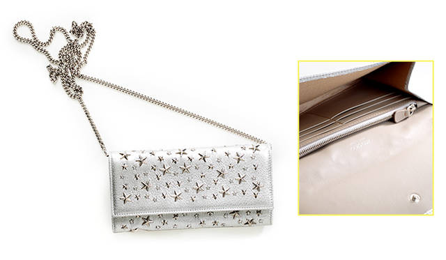 <strong>   JIMMY CHOO｜ジミーチュウ <br /> クリスタルスターが瞬くMILLA</strong><br /><br />  アイコニックなスタースタッズをふんだんに散りばめた、ジミーチュウを代表する人気のウォレットMILLAに、クリスタルスターがくわわった。大小のシルバースターのなかに、小さなクリスタルが女性らしい華やかさを添えてくれる。手に馴染みやすいソフトなゴートレザーの財布には、同じくシルバーのチェーンが付属。ラッキーチャームの星と一緒なら、きっと2015年もすてきな年になりそう。 <br /><br /> [W22×H12×W4㎝]11万6640円<br /> ジミーチュウ　Tel. 03-5413-1150