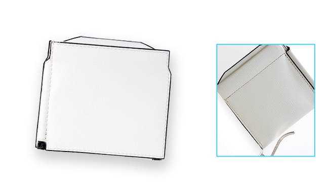 <strong> VALEXTRA｜ヴァレクストラ<br />   究極の白財布はデュアル仕様で</strong><br /><br />  ヴァレクストラのなかでも一番の人気をほこるホワイトレザー。Costaと呼ばれる特殊な塗料で仕上げられる縁取りは、アクセントとして財布に品格をくわえてくれる。三つ折りのマネークリップタイプの財布は、中央のバネ式のコインケースもふたつに仕切られているので、日本円と外貨を持ち歩くのに便利。潔い白財布で新たな年を過ごしたい。 <br /> <br />  ［Ｈ9×Ｗ10㎝］4万7520円<br />  ヴァレクストラ／ヴァレクストラ・ジャパン　Tel. 03-3563-5505 