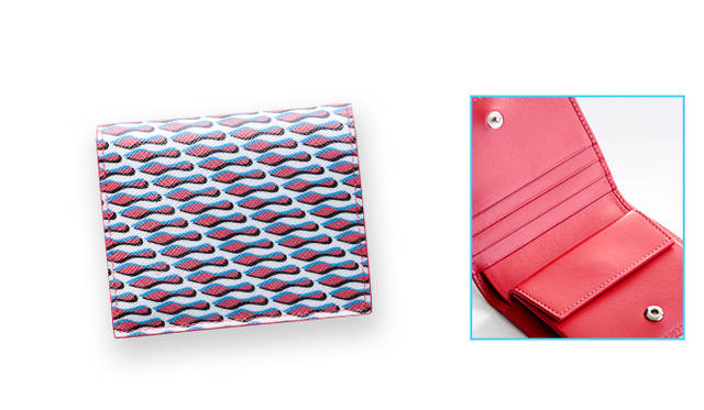 <strong>  CHRISTIAN LOUBOUTIN｜クリスチャン ルブタン<br />   情熱的なレッドソールを手中に</strong><br /><br />   クリスチャン ルブタンを語るうえで外すことのできないレッドソール。後姿からちらりと覗く、情熱的な赤は世界中の女性たちの憧れでもある。そんなブランドのアイデンティティともいえるレッドソールを描いたプリントのレザーコレクションが誕生した。カラフルなふたつ折り財布の内側はもちろんレッドレザー。小ぶりながら抜群の存在感を発揮してくれる。 <br /> <br />  ［H8×W10.5×D１㎝］4万8600円<br />  クリスチャン ルブタン／クリスチャン ルブタン ジャパン　Tel. 03-6804-2855