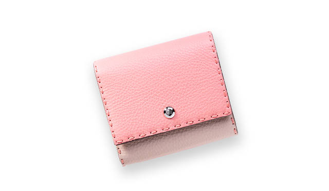 <strong>   FENDI｜フェンディ<br />  セレリアの美しい春色ミニウォレット</strong><br /><br />  ひと針、ひと針、職人の手による丁寧なステッチワーク。フェンディの職人技が光る「セレリア」シリーズに、コンビカラーが美しいミニウォレットが仲間入りした。ピーチカラーと淡いピンクが春らしいふたつ折りの財布は、ジップタイプのコインケースも内蔵し、頼れる実力派。柔らかなカーフレザーがしっくりと手に馴染む。<br /><br />  ［W9.5×H11×D2.5㎝］7万200円<br /> フェンディ／フェンディ ジャパン Tel. 03-5414-6762