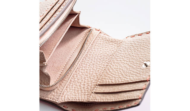 <strong>   FENDI｜フェンディ<br />  セレリアの美しい春色ミニウォレット</strong><br /><br />  ひと針、ひと針、職人の手による丁寧なステッチワーク。フェンディの職人技が光る「セレリア」シリーズに、コンビカラーが美しいミニウォレットが仲間入りした。ピーチカラーと淡いピンクが春らしいふたつ折りの財布は、ジップタイプのコインケースも内蔵し、頼れる実力派。柔らかなカーフレザーがしっくりと手に馴染む。<br /><br />  ［W9.5×H11×D2.5㎝］7万200円<br /> フェンディ／フェンディ ジャパン Tel. 03-5414-6762