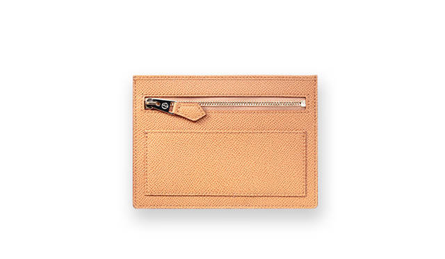 <strong>   GIORGIO ARMANI｜ジョルジオ アルマーニ<br />   ミニマルに徹した、美しいカードケース</strong><br /><br />   キャメル色が上品なカードケースはジョルジオアルマーニが考えるミニマルな美しさを具現化したかのよう。シンプルなジップポケットにチケットホルダー、裏面はカードスロット８つだけを並べた究極のシンプルデザイン。極薄のマチなので、コートやジャケットのポケットに忍ばせてもかさばらず、スマートに携帯できる。<br /><br />  ［Ｗ10×Ｈ14×Ｄ0.5㎝］5万1840円<br />  ジョルジオ アルマーニ／ジョルジオ アルマーニ ジャパン Tel. 03-6270-7070