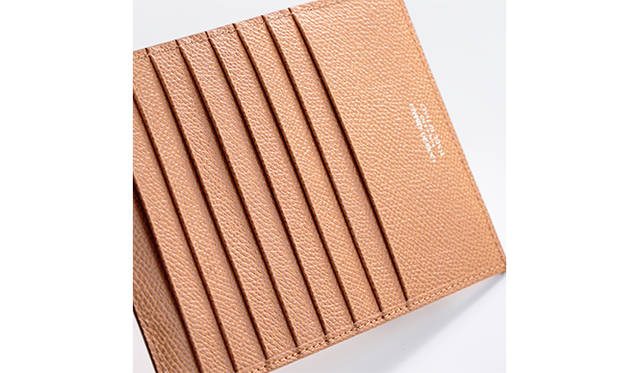 <strong>   GIORGIO ARMANI｜ジョルジオ アルマーニ<br />   ミニマルに徹した、美しいカードケース</strong><br /><br />   キャメル色が上品なカードケースはジョルジオアルマーニが考えるミニマルな美しさを具現化したかのよう。シンプルなジップポケットにチケットホルダー、裏面はカードスロット８つだけを並べた究極のシンプルデザイン。極薄のマチなので、コートやジャケットのポケットに忍ばせてもかさばらず、スマートに携帯できる。<br /><br />  ［Ｗ10×Ｈ14×Ｄ0.5㎝］5万1840円<br />  ジョルジオ アルマーニ／ジョルジオ アルマーニ ジャパン Tel. 03-6270-7070