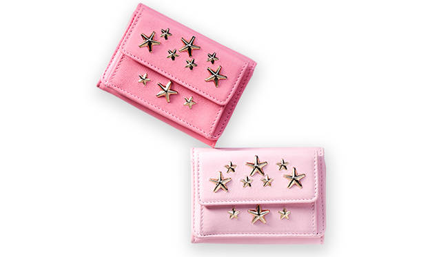 <strong>  JIMMY CHOO｜ジミーチュウ <br /> ハッピーを呼び込むピンクのミニウォレット</strong><br /><br />   ジミーチュウのNEMOから、新色のローズピンクとチェーリーブロッサムが登場。愛らしいピンクレザーに合わせ、おなじみのスタースタッズもカラフルに染められている。手に収まるほどのミニサイズだが、外側にコインケースを、内側にお札入れとカードスロットを装備し、収納面でも申し分なし。スイートなピンクのお財布を手に入れ、ハッピーな一年を。 <br /> <br /> ［W10.5×H7.5×D3.5㎝］各5万2920円<br />  ジミーチュウ Tel. 03-5413-1150