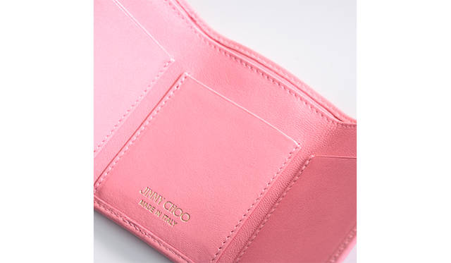<strong>  JIMMY CHOO｜ジミーチュウ <br /> ハッピーを呼び込むピンクのミニウォレット</strong><br /><br />   ジミーチュウのNEMOから、新色のローズピンクとチェーリーブロッサムが登場。愛らしいピンクレザーに合わせ、おなじみのスタースタッズもカラフルに染められている。手に収まるほどのミニサイズだが、外側にコインケースを、内側にお札入れとカードスロットを装備し、収納面でも申し分なし。スイートなピンクのお財布を手に入れ、ハッピーな一年を。 <br /> <br /> ［W10.5×H7.5×D3.5㎝］各5万2920円<br />  ジミーチュウ Tel. 03-5413-1150