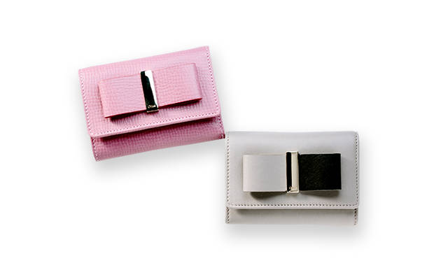  <strong> Chloé｜クロエ<br />   愛らしいレザーボウで淑女の装い</strong><br /><br />  素材やデザインを変えながらも、毎シーズン注目のクロエのリボンモチーフ。レザーとバーメタルでリボンに仕立てたレザーボウシリーズからは、ミニウォレットをセレクトしたい。手のひらサイズの三つ折りながら、きちんとお札も収まる機能的なデザインで、コンビカラーや型押しなど素材ごとにさまざまに表情が楽しめるのもいい。<br /> <br />  ［H8×W11㎝］各5万9400円<br />  クロエ／クロエ インフォメーションデスク　Tel. 03-4335-1750
