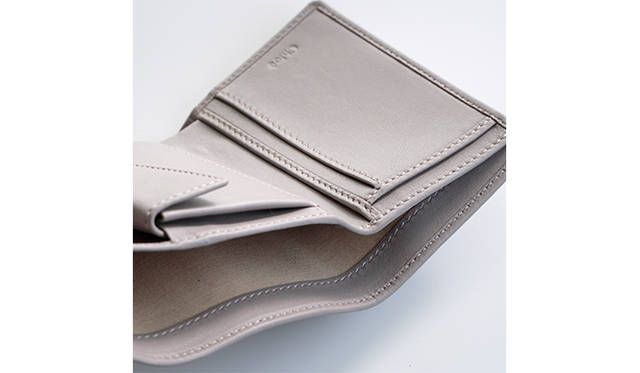  <strong> Chloé｜クロエ<br />   愛らしいレザーボウで淑女の装い</strong><br /><br />  素材やデザインを変えながらも、毎シーズン注目のクロエのリボンモチーフ。レザーとバーメタルでリボンに仕立てたレザーボウシリーズからは、ミニウォレットをセレクトしたい。手のひらサイズの三つ折りながら、きちんとお札も収まる機能的なデザインで、コンビカラーや型押しなど素材ごとにさまざまに表情が楽しめるのもいい。<br /> <br />  ［H8×W11㎝］各5万9400円<br />  クロエ／クロエ インフォメーションデスク　Tel. 03-4335-1750