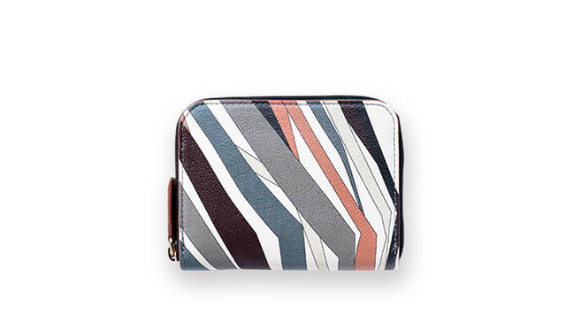  <strong>  EMILIO PUCCI｜エミリオ・プッチ<br />   プッチならではの艶やかなプリント</strong><br /><br />  70年代のアーカイブから着想を得た、新たなプリントザディーグプリント。直線的なラインがパワフルなデザインは、いつもと一味違ったプッチの魅力に溢れている。ザディーグプリントを施したラウンドジップタイプの新作財布は、内側にコインケースとカードスロットをレイアウトし収納力も抜群。カラフルなプリント財布はバッグに入れているだけで心が弾みそう。 <br /> <br />  ［W11×H9㎝］4万3200円<br />  エミリオ・プッチ／エミリオ・プッチ カンパニー　Tel. 03-5410-8992