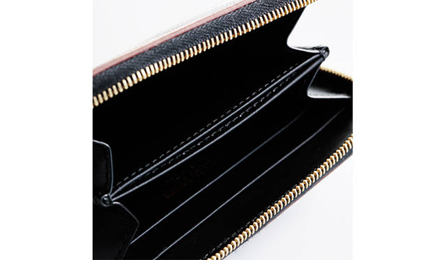  <strong>  EMILIO PUCCI｜エミリオ・プッチ<br />   プッチならではの艶やかなプリント</strong><br /><br />  70年代のアーカイブから着想を得た、新たなプリントザディーグプリント。直線的なラインがパワフルなデザインは、いつもと一味違ったプッチの魅力に溢れている。ザディーグプリントを施したラウンドジップタイプの新作財布は、内側にコインケースとカードスロットをレイアウトし収納力も抜群。カラフルなプリント財布はバッグに入れているだけで心が弾みそう。 <br /> <br />  ［W11×H9㎝］4万3200円<br />  エミリオ・プッチ／エミリオ・プッチ カンパニー　Tel. 03-5410-8992