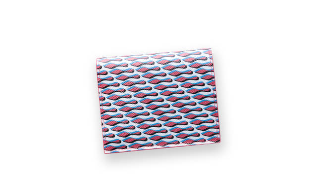 <strong>  CHRISTIAN LOUBOUTIN｜クリスチャン ルブタン<br />   情熱的なレッドソールを手中に</strong><br /><br />   クリスチャン ルブタンを語るうえで外すことのできないレッドソール。後姿からちらりと覗く、情熱的な赤は世界中の女性たちの憧れでもある。そんなブランドのアイデンティティともいえるレッドソールを描いたプリントのレザーコレクションが誕生した。カラフルなふたつ折り財布の内側はもちろんレッドレザー。小ぶりながら抜群の存在感を発揮してくれる。 <br /> <br />  ［H8×W10.5×D１㎝］4万8600円<br />  クリスチャン ルブタン／クリスチャン ルブタン ジャパン　Tel. 03-6804-2855