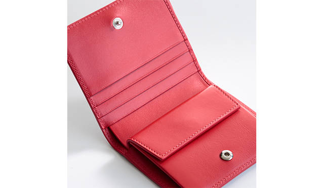 <strong>  CHRISTIAN LOUBOUTIN｜クリスチャン ルブタン<br />   情熱的なレッドソールを手中に</strong><br /><br />   クリスチャン ルブタンを語るうえで外すことのできないレッドソール。後姿からちらりと覗く、情熱的な赤は世界中の女性たちの憧れでもある。そんなブランドのアイデンティティともいえるレッドソールを描いたプリントのレザーコレクションが誕生した。カラフルなふたつ折り財布の内側はもちろんレッドレザー。小ぶりながら抜群の存在感を発揮してくれる。 <br /> <br />  ［H8×W10.5×D１㎝］4万8600円<br />  クリスチャン ルブタン／クリスチャン ルブタン ジャパン　Tel. 03-6804-2855