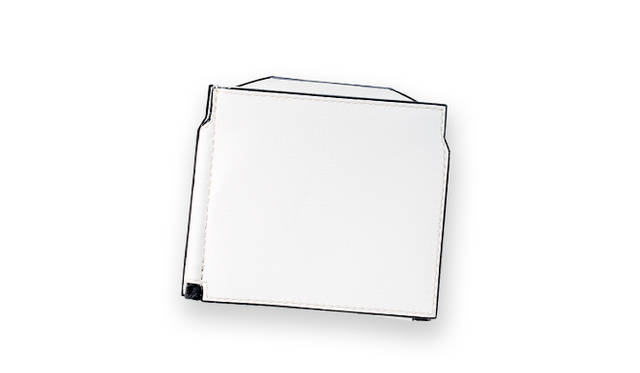 <strong> VALEXTRA｜ヴァレクストラ<br />   究極の白財布はデュアル仕様で</strong><br /><br />  ヴァレクストラのなかでも一番の人気をほこるホワイトレザー。Costaと呼ばれる特殊な塗料で仕上げられる縁取りは、アクセントとして財布に品格をくわえてくれる。三つ折りのマネークリップタイプの財布は、中央のバネ式のコインケースもふたつに仕切られているので、日本円と外貨を持ち歩くのに便利。潔い白財布で新たな年を過ごしたい。 <br /> <br />  ［Ｈ9×Ｗ10㎝］4万7520円<br />  ヴァレクストラ／ヴァレクストラ・ジャパン　Tel. 03-3563-5505 