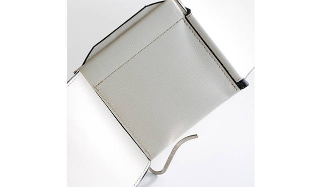 <strong> VALEXTRA｜ヴァレクストラ<br />   究極の白財布はデュアル仕様で</strong><br /><br />  ヴァレクストラのなかでも一番の人気をほこるホワイトレザー。Costaと呼ばれる特殊な塗料で仕上げられる縁取りは、アクセントとして財布に品格をくわえてくれる。三つ折りのマネークリップタイプの財布は、中央のバネ式のコインケースもふたつに仕切られているので、日本円と外貨を持ち歩くのに便利。潔い白財布で新たな年を過ごしたい。 <br /> <br />  ［Ｈ9×Ｗ10㎝］4万7520円<br />  ヴァレクストラ／ヴァレクストラ・ジャパン　Tel. 03-3563-5505 