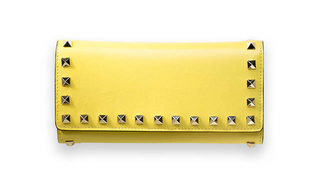 <strong>VALENTINO｜ヴァレンティノ<br /> 金運アップを叶えるイエローのロックスタッズ</strong><br /><br /> ヴァレンティノで大ヒットの「ロックスタッズ コレクション」にあたらしいカラーの長財布がくわわった。鮮やかなイエローにゴールドのスタッズが両サイドに施され、エッジィを効かせたデザインが印象的。三つ折りの仕様でジッパー付のケースと札入れが真ん中に配置され、カードスロットはふたつのフラップにあしらわれに機能性の高いデザインとなる。新年に金運をあげてくれそうイエローの財布をいち早くゲット。 <br /><br />[W18×H10×D2cm]8万5320円<br /> ヴァレンティノ ガラヴァーニ／ヴァレンティノ インフォメーションデスク Tel. 03-6384-3512