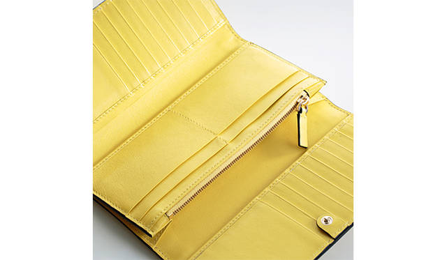 <strong>VALENTINO｜ヴァレンティノ<br /> 金運アップを叶えるイエローのロックスタッズ</strong><br /><br /> ヴァレンティノで大ヒットの「ロックスタッズ コレクション」にあたらしいカラーの長財布がくわわった。鮮やかなイエローにゴールドのスタッズが両サイドに施され、エッジィを効かせたデザインが印象的。三つ折りの仕様でジッパー付のケースと札入れが真ん中に配置され、カードスロットはふたつのフラップにあしらわれに機能性の高いデザインとなる。新年に金運をあげてくれそうイエローの財布をいち早くゲット。 <br /><br />[W18×H10×D2cm]8万5320円<br /> ヴァレンティノ ガラヴァーニ／ヴァレンティノ インフォメーションデスク Tel. 03-6384-3512