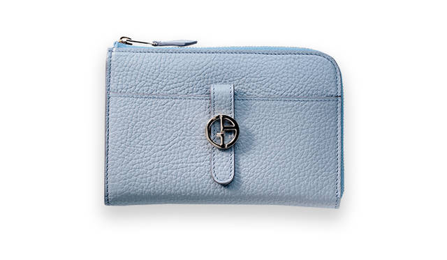 <strong>GIORGIO ARMANI｜ジョルジオ アルマーニ<br /> 洗練されたエレガンスを表現</strong><br /><br /> ジョルジオ アルマーニからは、エレガントな淡いブルーのラウンドジップ ウォレットを提案。人気素材でもある型押しカーフスキンを使用したこちらは、取り外しコインケース付きで、バッグの大きさによって厚みを調整できるのがうれしい。また、ブランドのロゴをモチーフにした留め具が、洗練されたアクセントを添えてくれる。<br />  <br /> [Ｗ15×Ｈ11×Ｄ2cm]10万8000円<br /> ジョルジオ アルマーニ／ジョルジオ アルマーニ ジャパンTel. 03-6274-7070