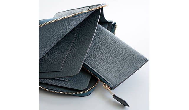 <strong>GIORGIO ARMANI｜ジョルジオ アルマーニ<br /> 洗練されたエレガンスを表現</strong><br /><br /> ジョルジオ アルマーニからは、エレガントな淡いブルーのラウンドジップ ウォレットを提案。人気素材でもある型押しカーフスキンを使用したこちらは、取り外しコインケース付きで、バッグの大きさによって厚みを調整できるのがうれしい。また、ブランドのロゴをモチーフにした留め具が、洗練されたアクセントを添えてくれる。<br />  <br /> [Ｗ15×Ｈ11×Ｄ2cm]10万8000円<br /> ジョルジオ アルマーニ／ジョルジオ アルマーニ ジャパンTel. 03-6274-7070