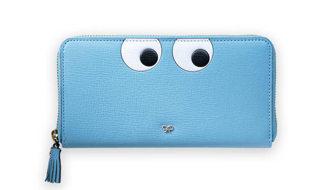 <strong>ANYA HINDMARCH｜アニヤ・ハインドマーチ<br /> 遊び心を溢れる愉快な日常を演出</strong><br /><br />  アニヤ・ハインドマーチの最新シリーズに長財布は、浮き彫りにしたお茶目な目玉のグラフィックスがモチーフ。大ぶりなラウンド ジップで開閉するタイプのウォレットの内部には、12枚のカードを収納できるスペースと、ふたつの紙幣用コンパートメントに仕切られ、収納力に申し分なし。遊び心溢れる旬のウォレットで日常のコーディネイトにプレーフルなアクセントを取り入れたい。<br /> <br /> [W19×H10×D3cm]5万6160円<br /> アニヤ・ハインドマーチ ジャパン Tel. 0800-800-9120