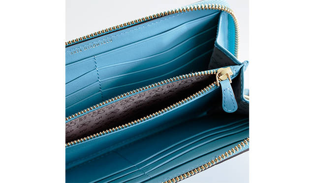 <strong>ANYA HINDMARCH｜アニヤ・ハインドマーチ<br /> 遊び心を溢れる愉快な日常を演出</strong><br /><br />  アニヤ・ハインドマーチの最新シリーズに長財布は、浮き彫りにしたお茶目な目玉のグラフィックスがモチーフ。大ぶりなラウンド ジップで開閉するタイプのウォレットの内部には、12枚のカードを収納できるスペースと、ふたつの紙幣用コンパートメントに仕切られ、収納力に申し分なし。遊び心溢れる旬のウォレットで日常のコーディネイトにプレーフルなアクセントを取り入れたい。<br /> <br /> [W19×H10×D3cm]5万6160円<br /> アニヤ・ハインドマーチ ジャパン Tel. 0800-800-9120