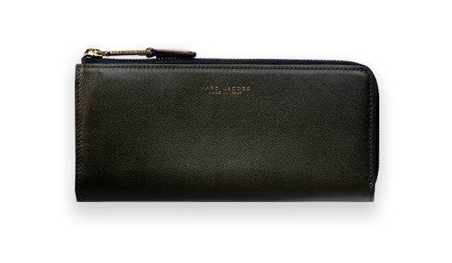 <strong>MARC JACOBS｜マーク ジェイコブス<br /> シックなバイカラーで知的な雰囲気に</strong><br /><br />  外側とコントラストを効かせたキャメルカラーのレザーでライニングされているバイカラーシリーズより、新色のグリーンが仲間入り。上質なスムースレザーを採用し、外側は3/4ジッパーの開閉、内部にはファスナー付きのコインポケットが仕切りとなっており、ふたつの札入れと、両側にそれぞれ4枚のカードスロットが配されている。シンプルなデザインでありながら、個性的なカラーリングが魅力的だ。<br />  <br /> [W19×H9×D3cm]7万1280円<br /> マーク ジェイコブス カスタマーセンター　Tel. 03-4335-1711