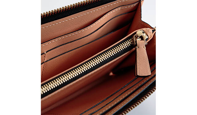 <strong>MARC JACOBS｜マーク ジェイコブス<br /> シックなバイカラーで知的な雰囲気に</strong><br /><br />  外側とコントラストを効かせたキャメルカラーのレザーでライニングされているバイカラーシリーズより、新色のグリーンが仲間入り。上質なスムースレザーを採用し、外側は3/4ジッパーの開閉、内部にはファスナー付きのコインポケットが仕切りとなっており、ふたつの札入れと、両側にそれぞれ4枚のカードスロットが配されている。シンプルなデザインでありながら、個性的なカラーリングが魅力的だ。<br />  <br /> [W19×H9×D3cm]7万1280円<br /> マーク ジェイコブス カスタマーセンター　Tel. 03-4335-1711